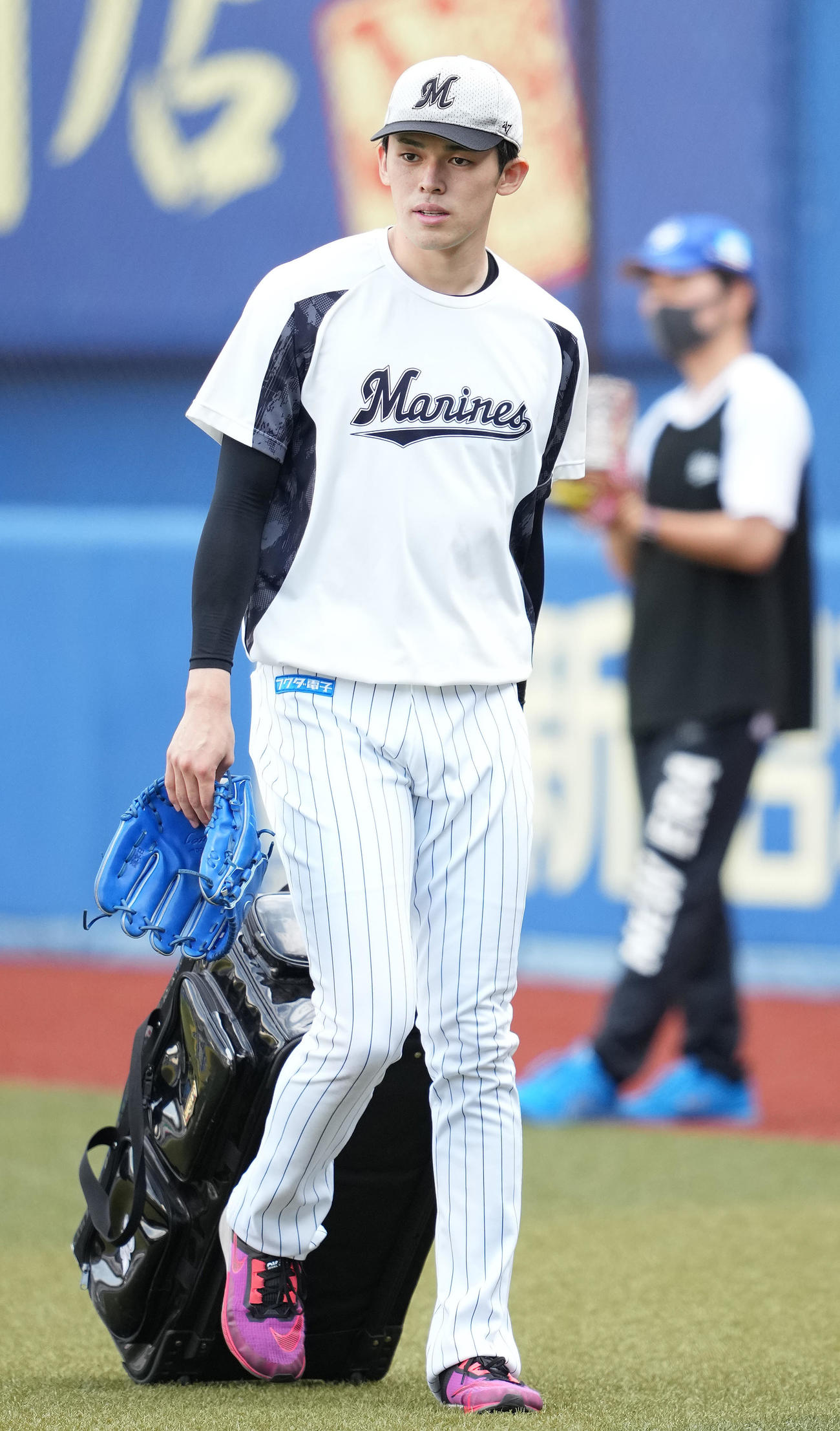 ロッテ対DeNA　試合前練習を終え引き揚げるロッテ佐々木朗（撮影・鈴木みどり）