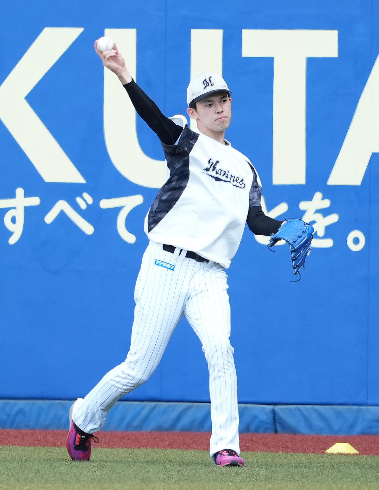 ロッテ対DeNA　試合前練習でキャッチボールするロッテ佐々木朗（撮影・鈴木みどり）