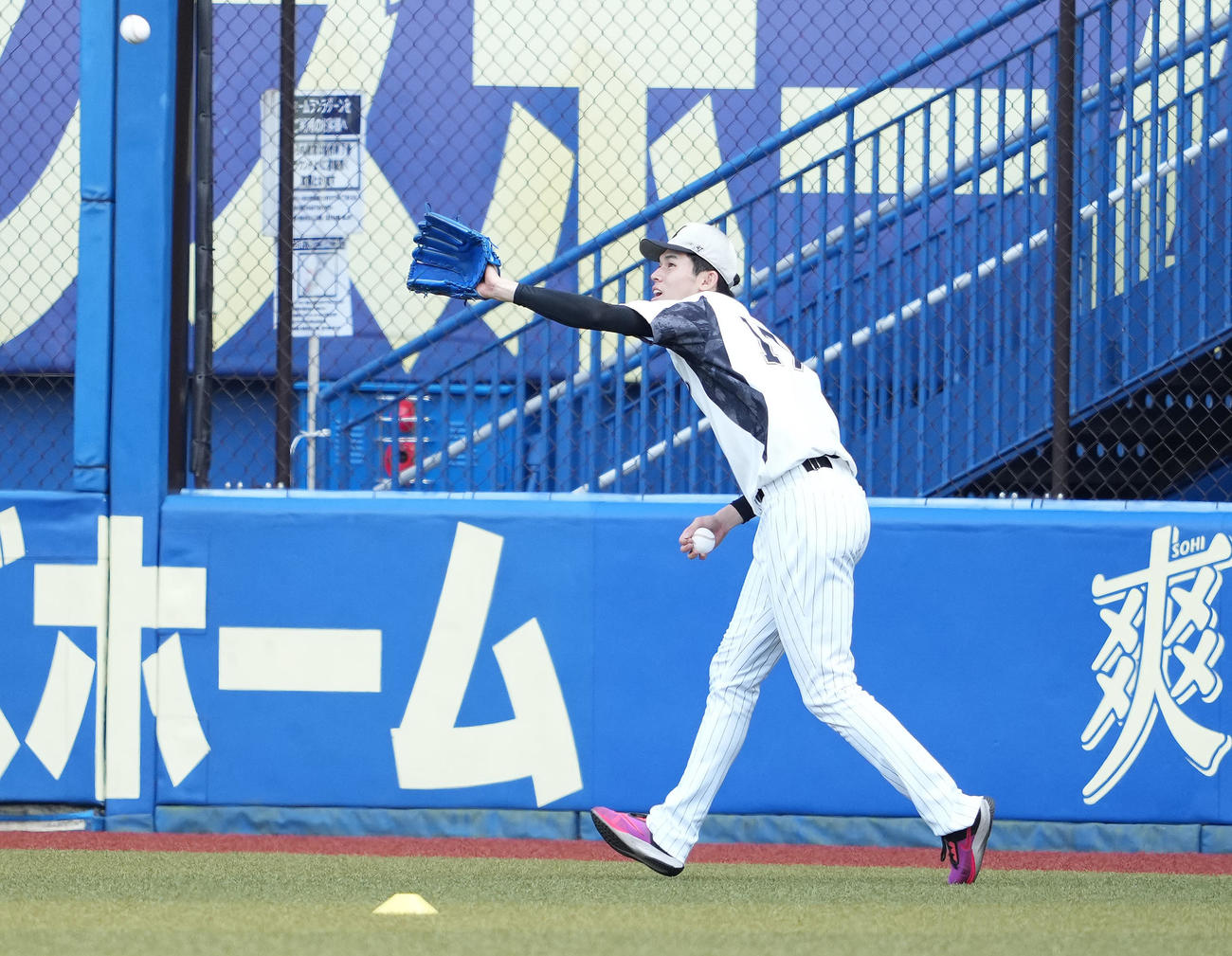 ロッテ対DeNA　試合前練習でフライを捕球するロッテ佐々木朗（撮影・鈴木みどり）
