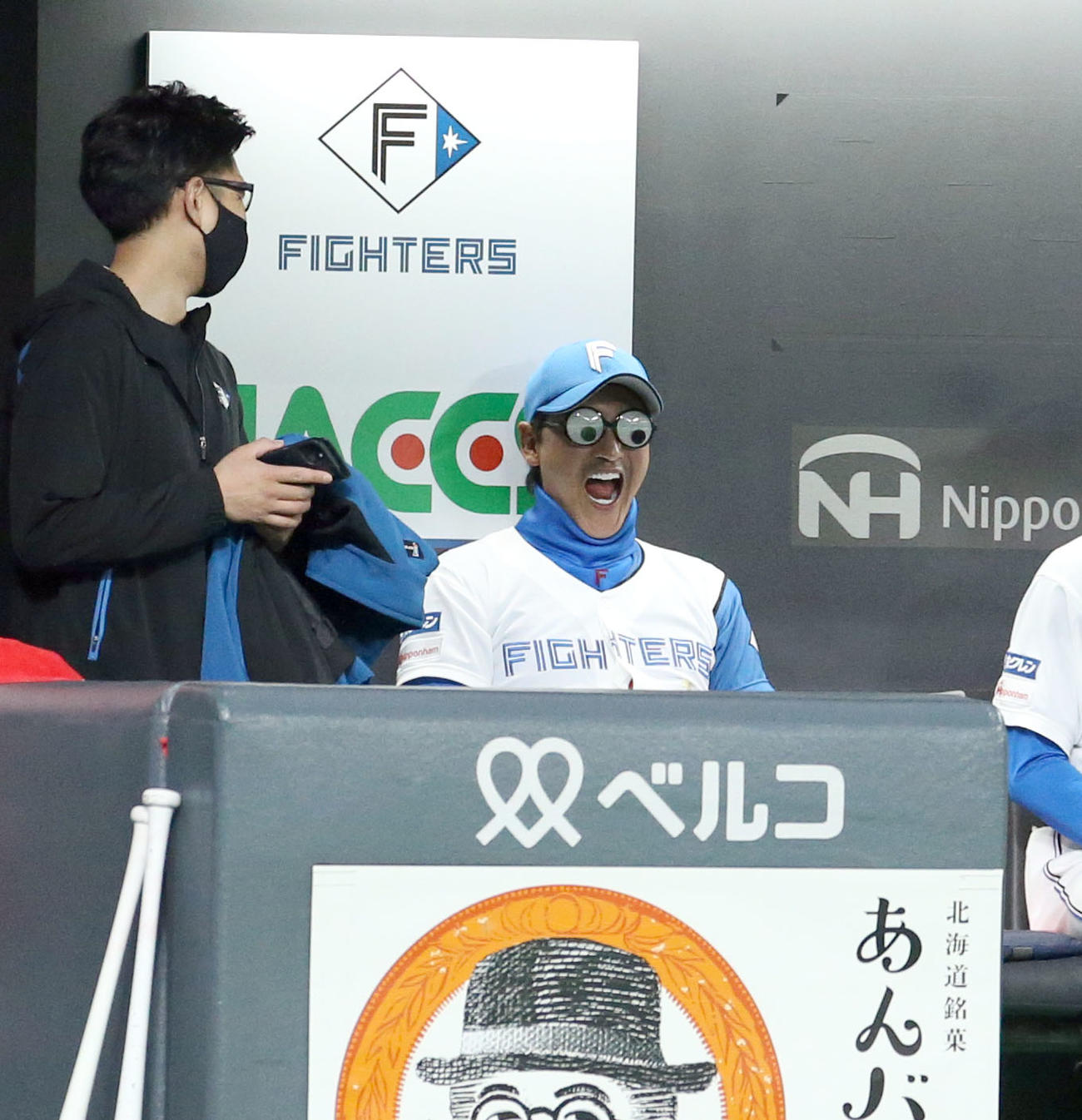 日本ハム対中日　試合前、面白いメガネをかける日本ハム新庄監督（撮影・佐藤翔太）