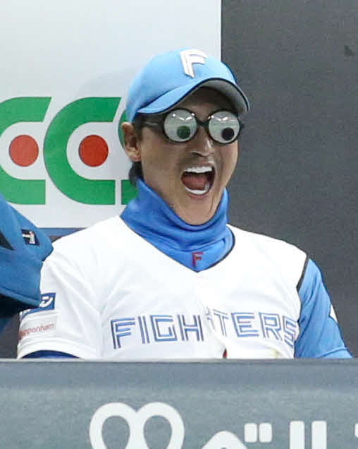 日本ハム対中日　試合前、面白いメガネをかける日本ハム新庄監督（撮影・佐藤翔太）