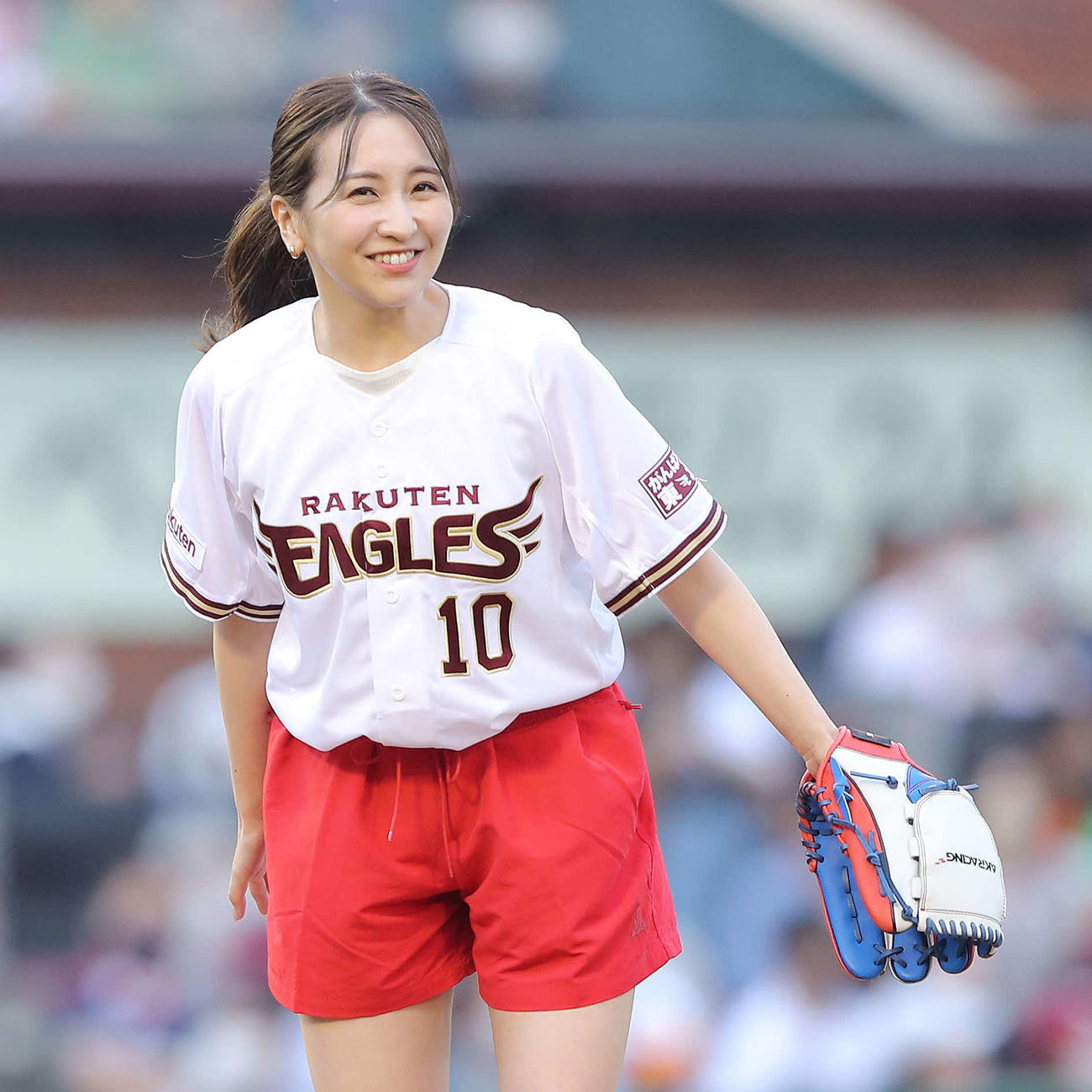 楽天対巨人　試合前、始球式を終え笑顔を見せるフリーアナウンサーの袴田彩会（撮影・河田真司）