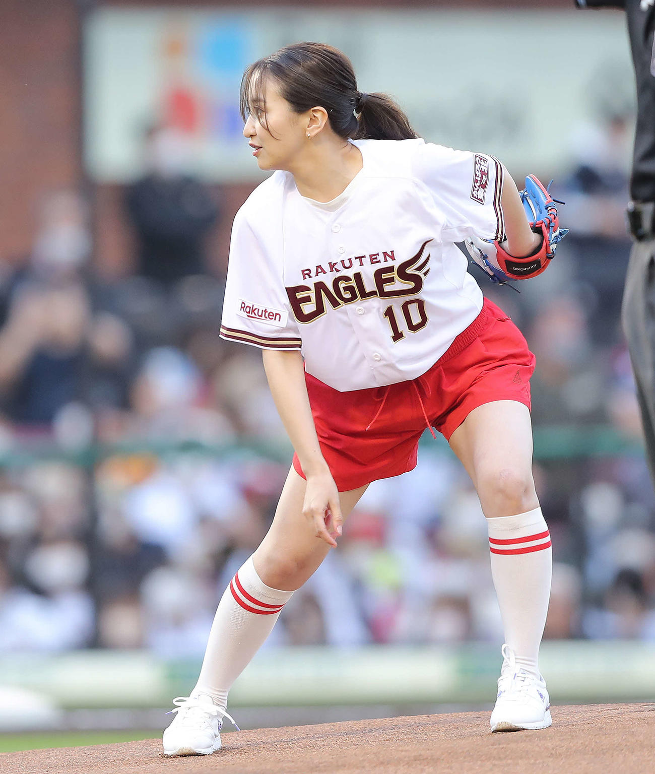 楽天対巨人　試合前、始球式に臨むフリーアナウンサーの袴田彩会（撮影・河田真司）