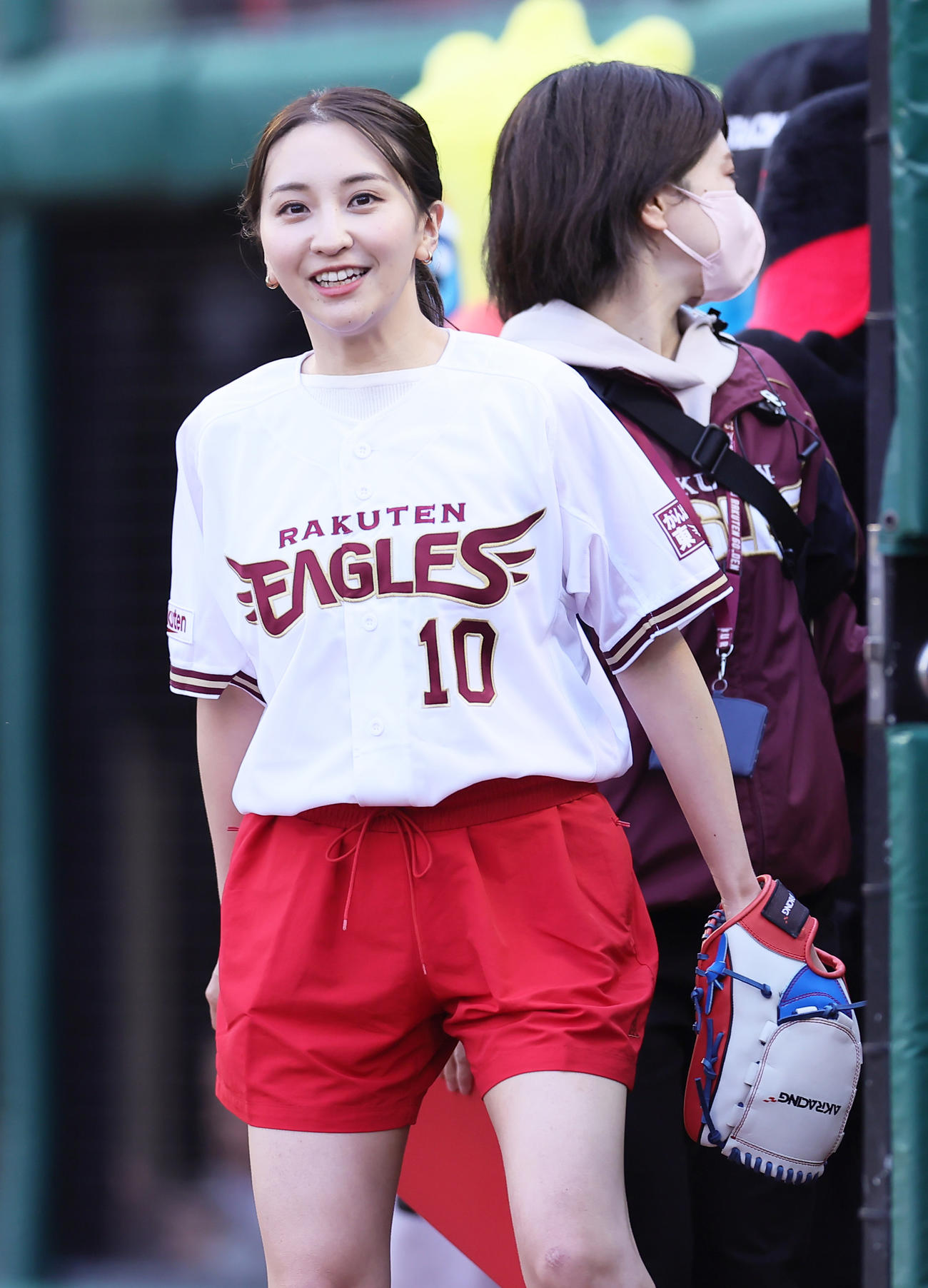 始球式に登場したフリーアナウンサーの袴田彩会（撮影・足立雅史）