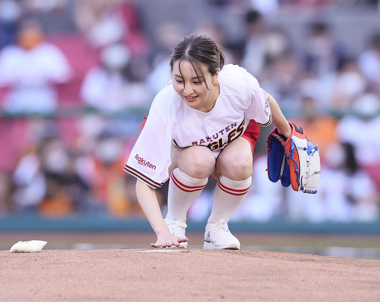 始球式を終えマウンドを慣らすフリーアナウンサーの袴田彩会（撮影・足立雅史）