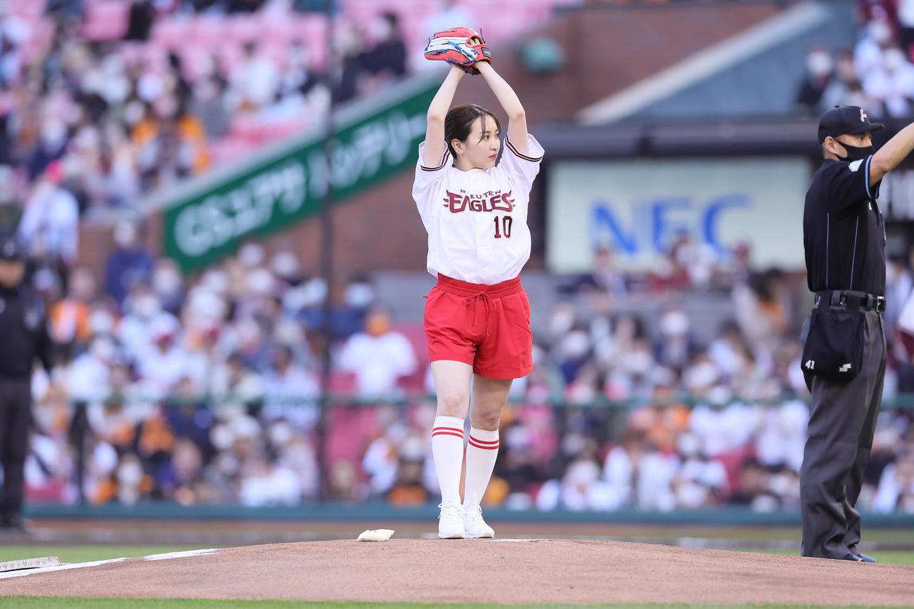 始球式に登場したフリーアナウンサーの袴田彩会（撮影・足立雅史）