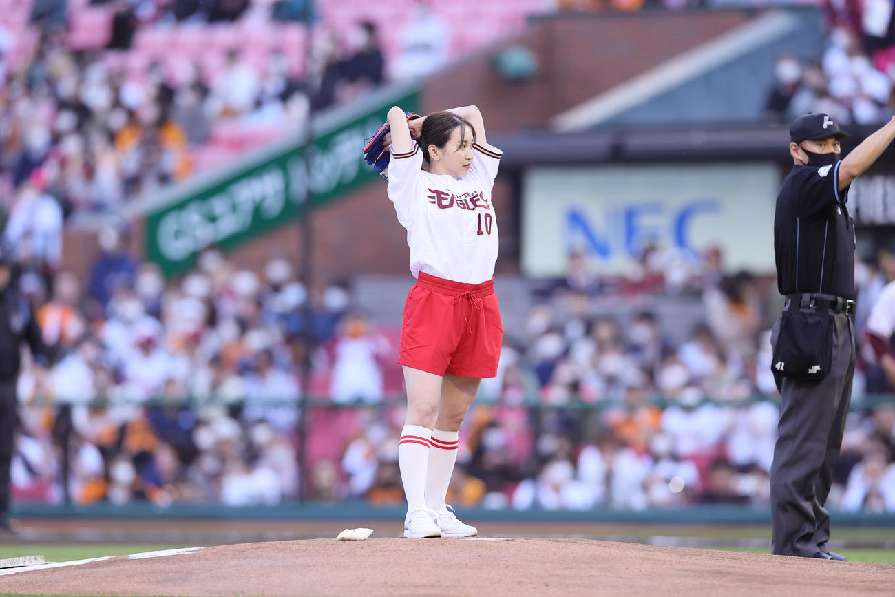 始球式に登場したフリーアナウンサーの袴田彩会（撮影・足立雅史）