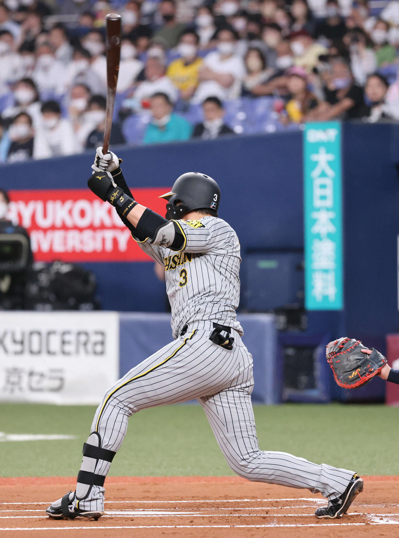 オリックス対阪神　1回表阪神2死一、二塁、大山は先制右適時二塁打を放つ（撮影・加藤孝規）