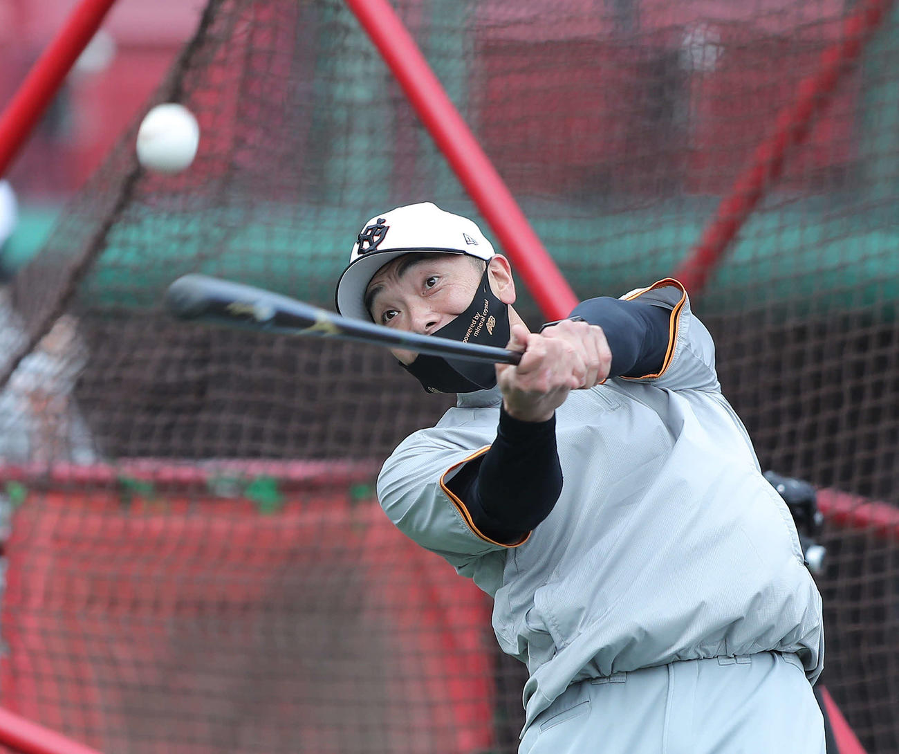 楽天対巨人　試合前、ノックする阿部作戦兼ディフェンスチーフコーチ（撮影・河田真司）