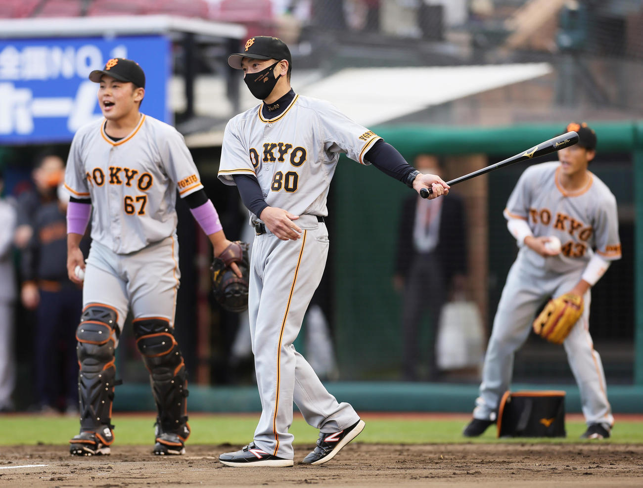 試合前、ノックを行う巨人阿部コーチ（中央）（撮影・足立雅史）