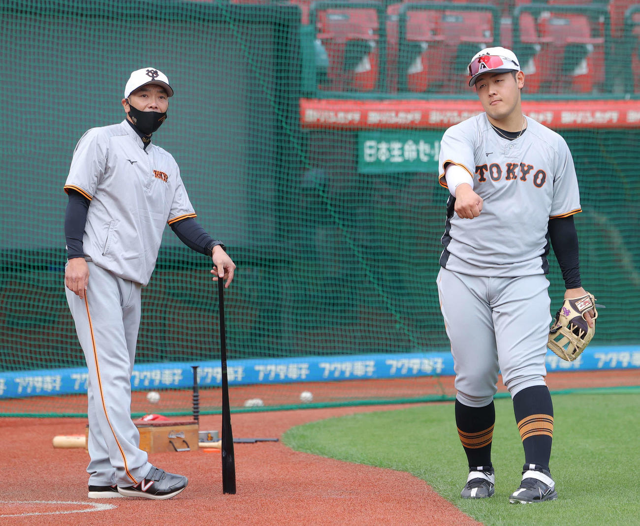 楽天対巨人　試合前、言葉を交わす阿部作戦兼ディフェンスチーフコーチ（左）と巨人岡本和（撮影・河田真司）