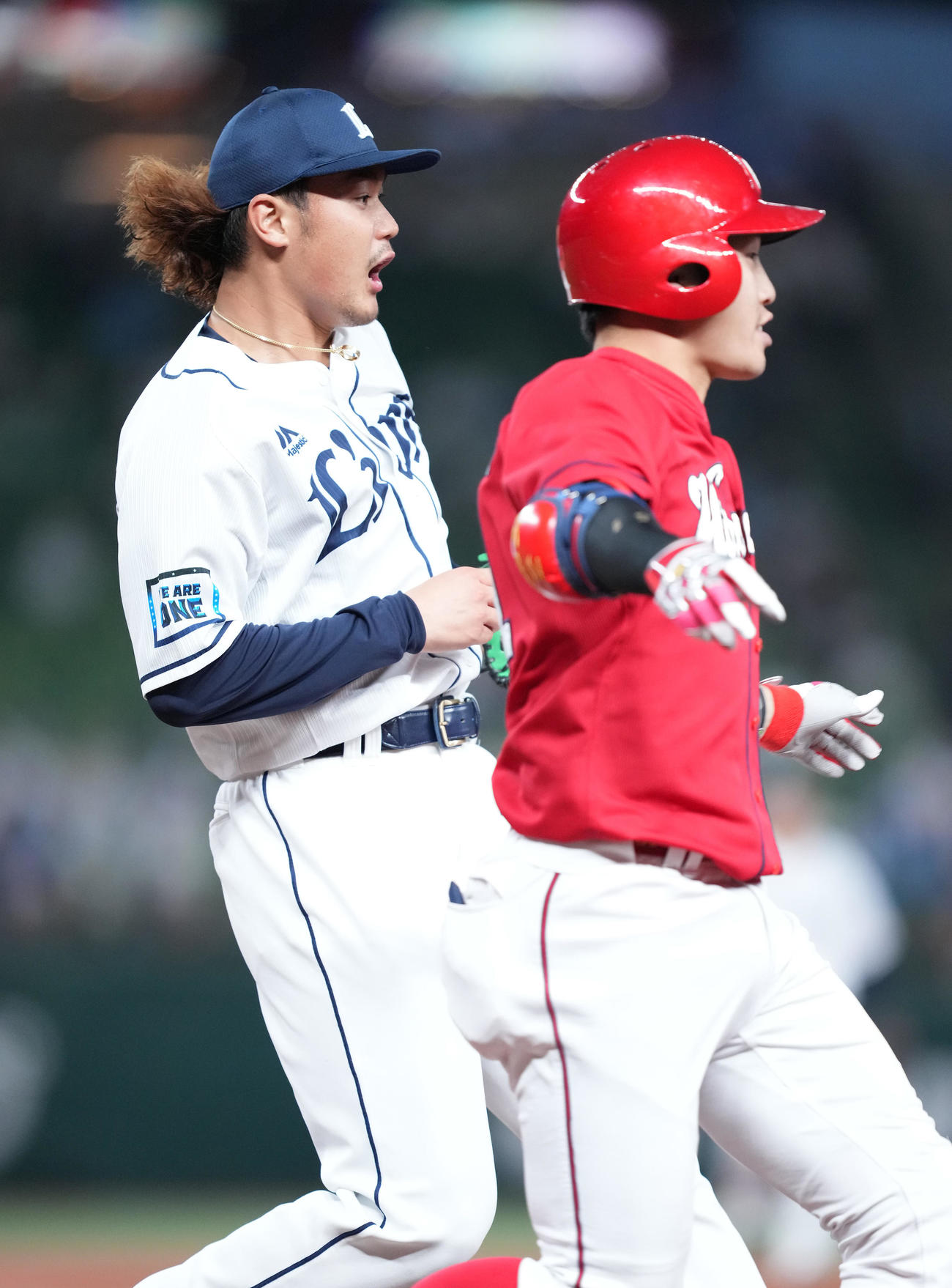 西武対広島　3回表広島無死、小園（右）の一塁への打球でベースカーバーに入るもセーフとする高橋（撮影・菅敏）