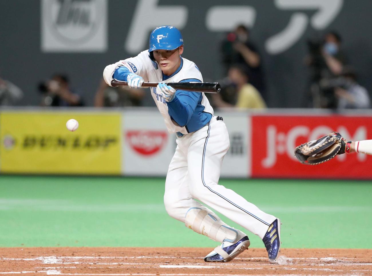 日本ハム対中日　4回裏日本ハム無死一塁、犠打を決める清宮（撮影・黒川智章）