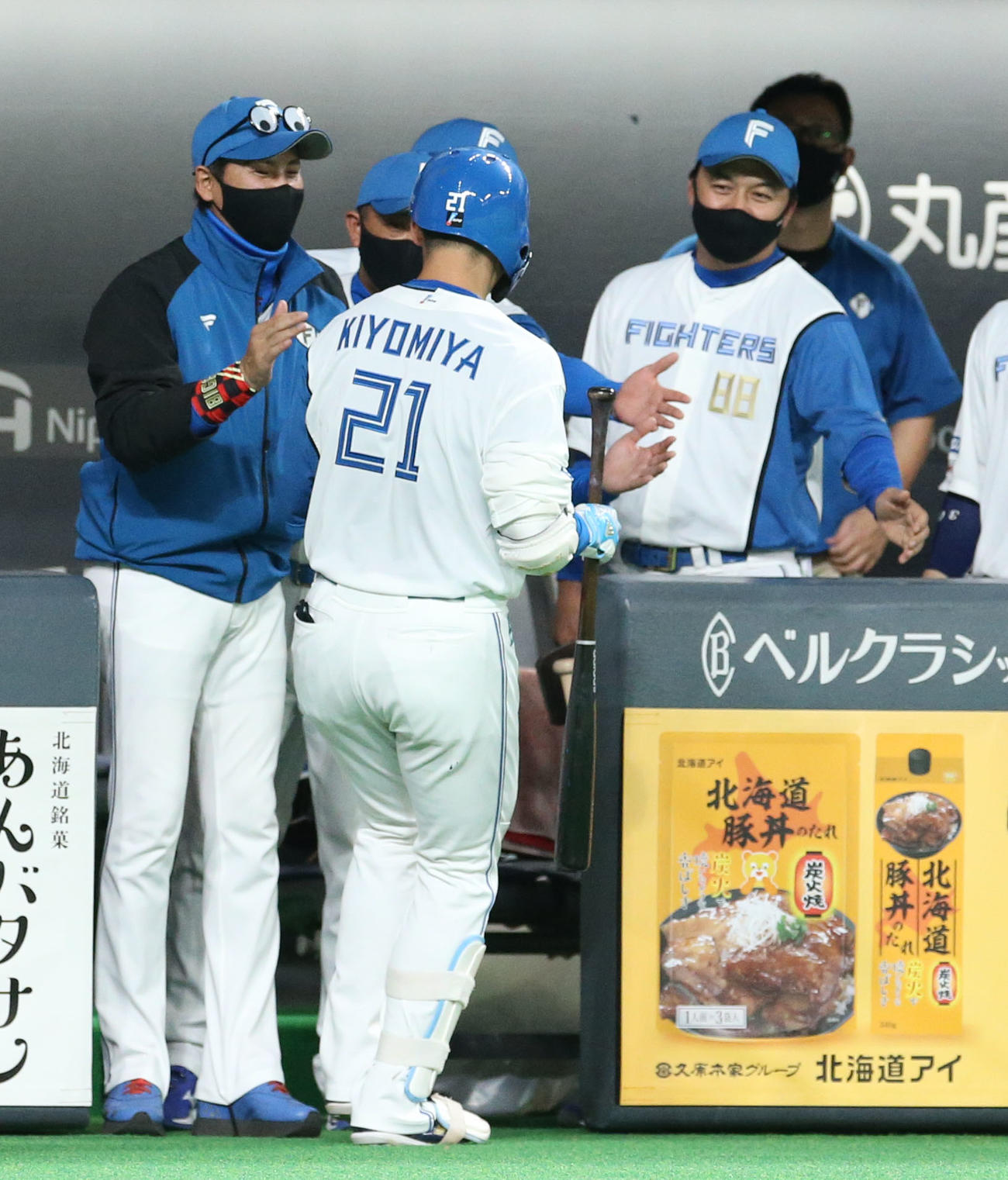 日本ハム対中日　4回裏日本ハム無死一塁、新庄監督（左）は犠打を決めた清宮を笑顔で出迎える（撮影・佐藤翔太）