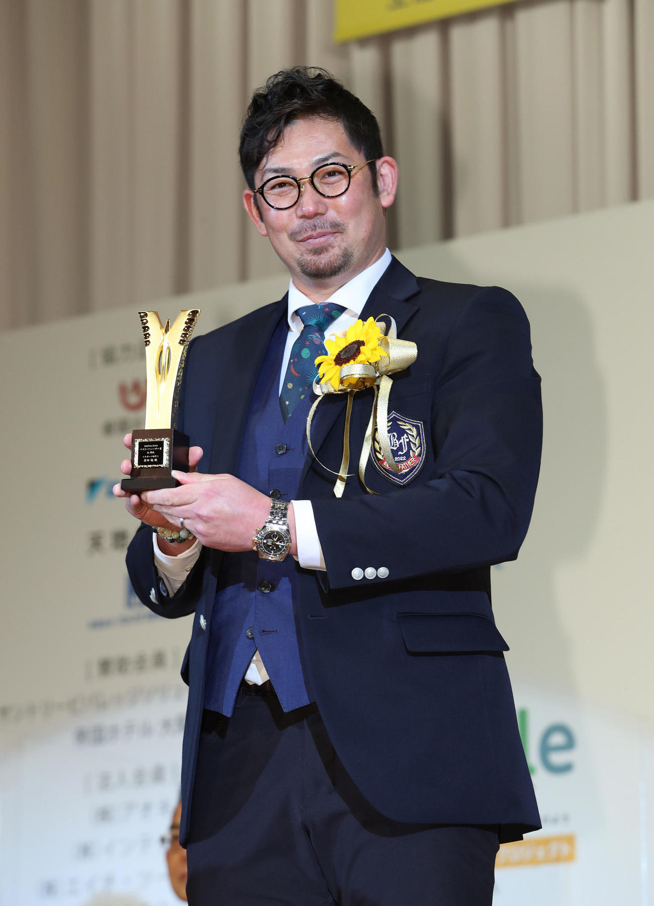 ベストファーザー賞in関西のスポーツ部門賞を受賞し笑顔を見せる岩田稔氏（撮影・白石智彦）