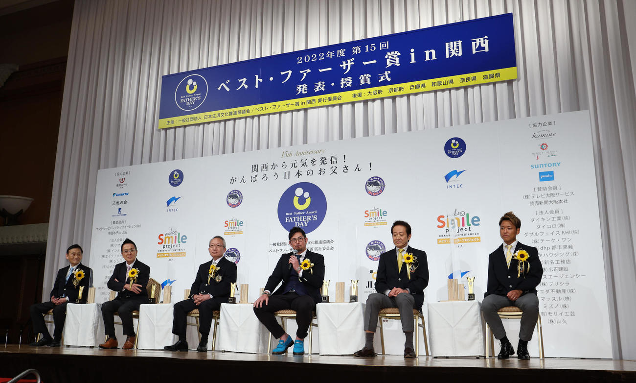 ベストファーザー賞in関西で質問に答える岩田稔氏（右から3人目）（撮影・白石智彦）
