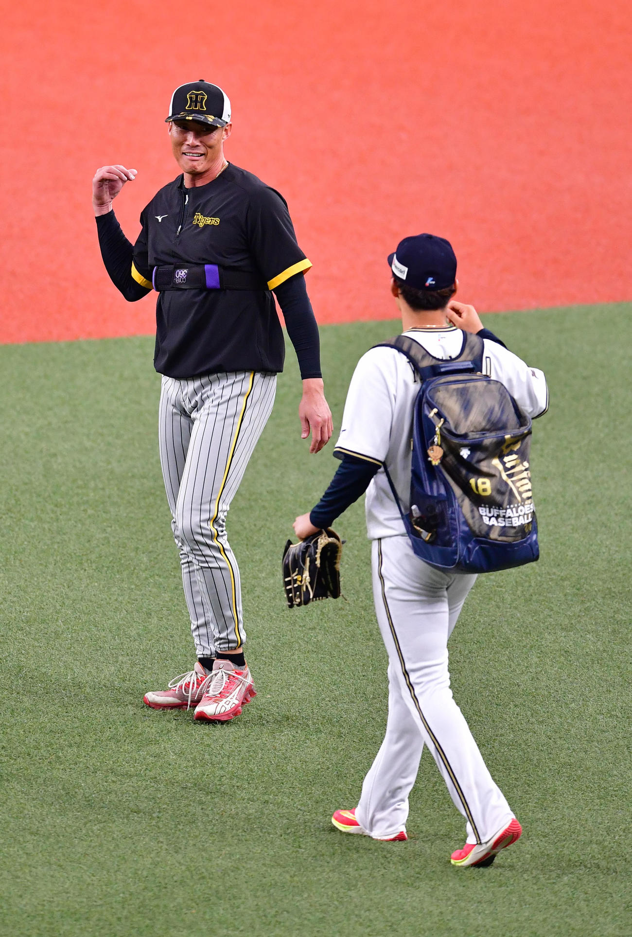 試合前の練習でオリックス山本由伸（右）と笑顔で話す阪神糸井嘉男（撮影・前岡正明）