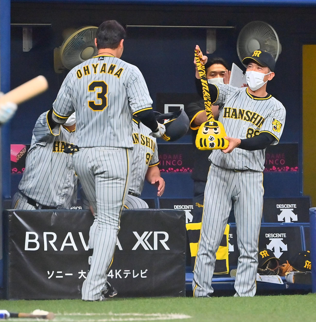 オリックス対阪神　5回表阪神2死一、三塁、左越えに3点本塁打を放った大山（右）は矢野監督からメダルをかけられる（撮影・和賀正仁）