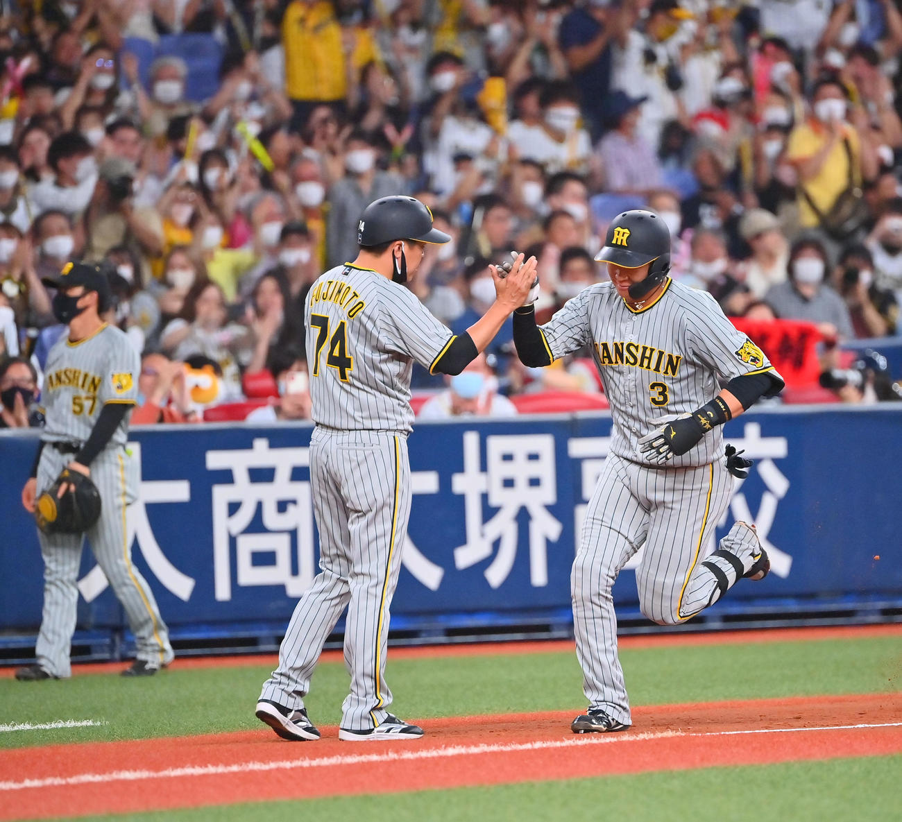 オリックス対阪神　5回表阪神2死一、三塁、左越えに3点本塁打を放つ大山（撮影・和賀正仁）