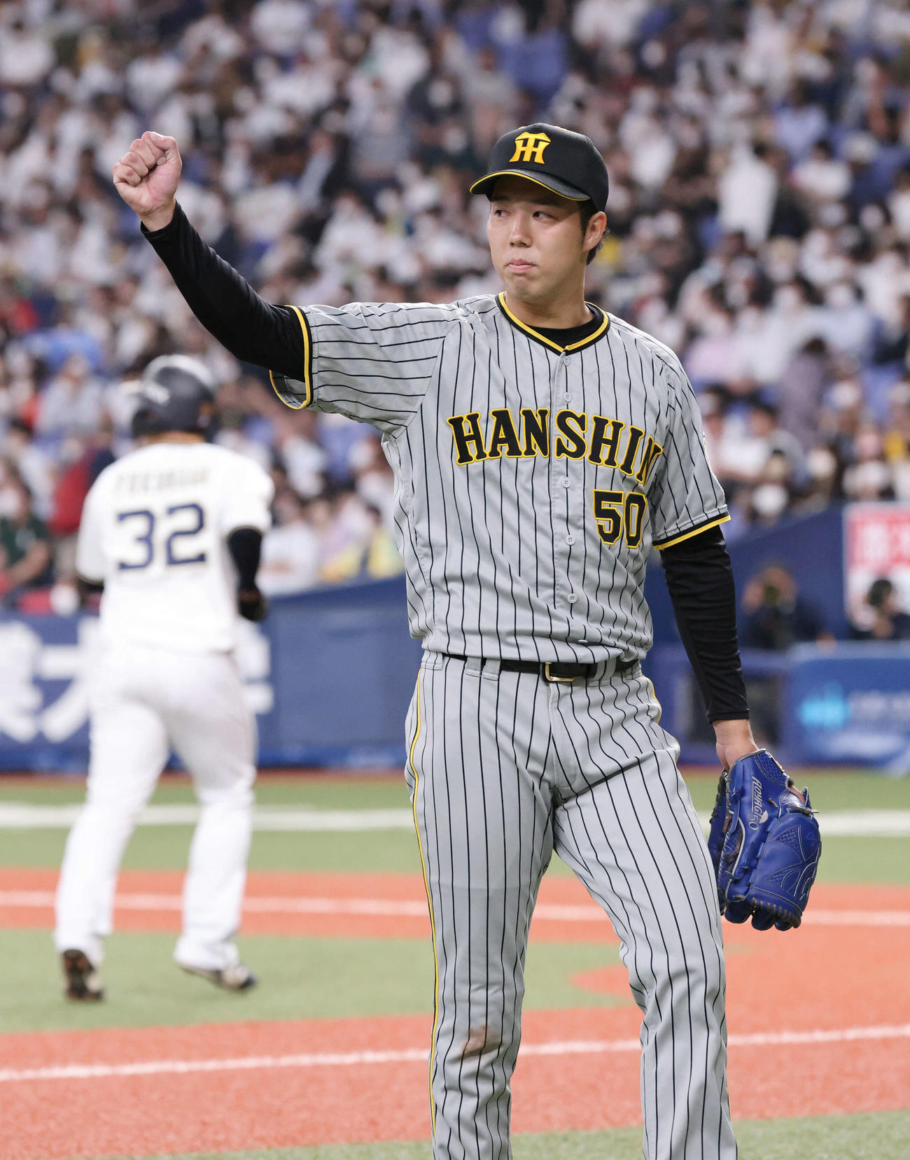 オリックス対阪神　先発の青柳は7回裏までを無失点に抑えて拳を握る（撮影・加藤孝規）