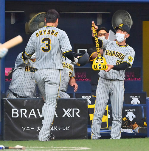 阪神】大山悠輔5階席へ特大14号3ラン ベンチで特大「虎メダル」初回