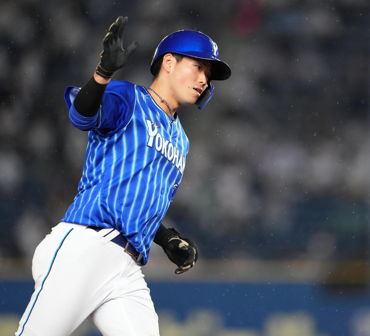 ロッテ対DeNA 4回表DeNA無死、右越えソロ本塁打を放ちダイヤモンドをまわる蝦名（撮影・鈴木みどり）
