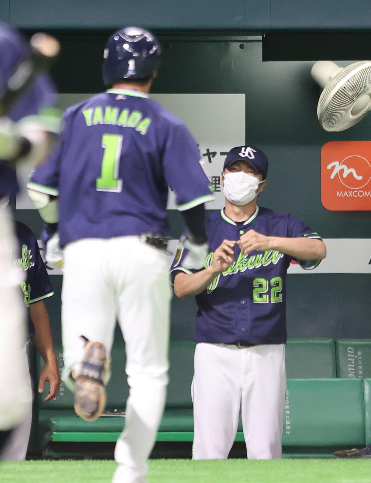 ソフトバンク対ヤクルト　8回表ヤクルト無死、左越え本塁打を放った山田哲人を迎える高津臣吾監督（撮影・梅根麻紀）