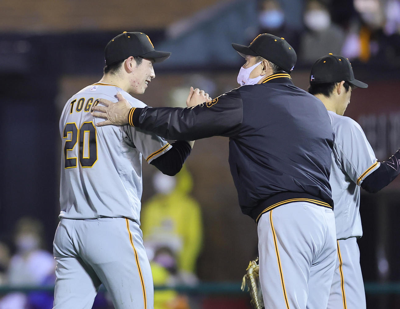 楽天対巨人　9回1失点で完投勝利を挙げた巨人戸郷（左）をねぎらう原監督（撮影・足立雅史）