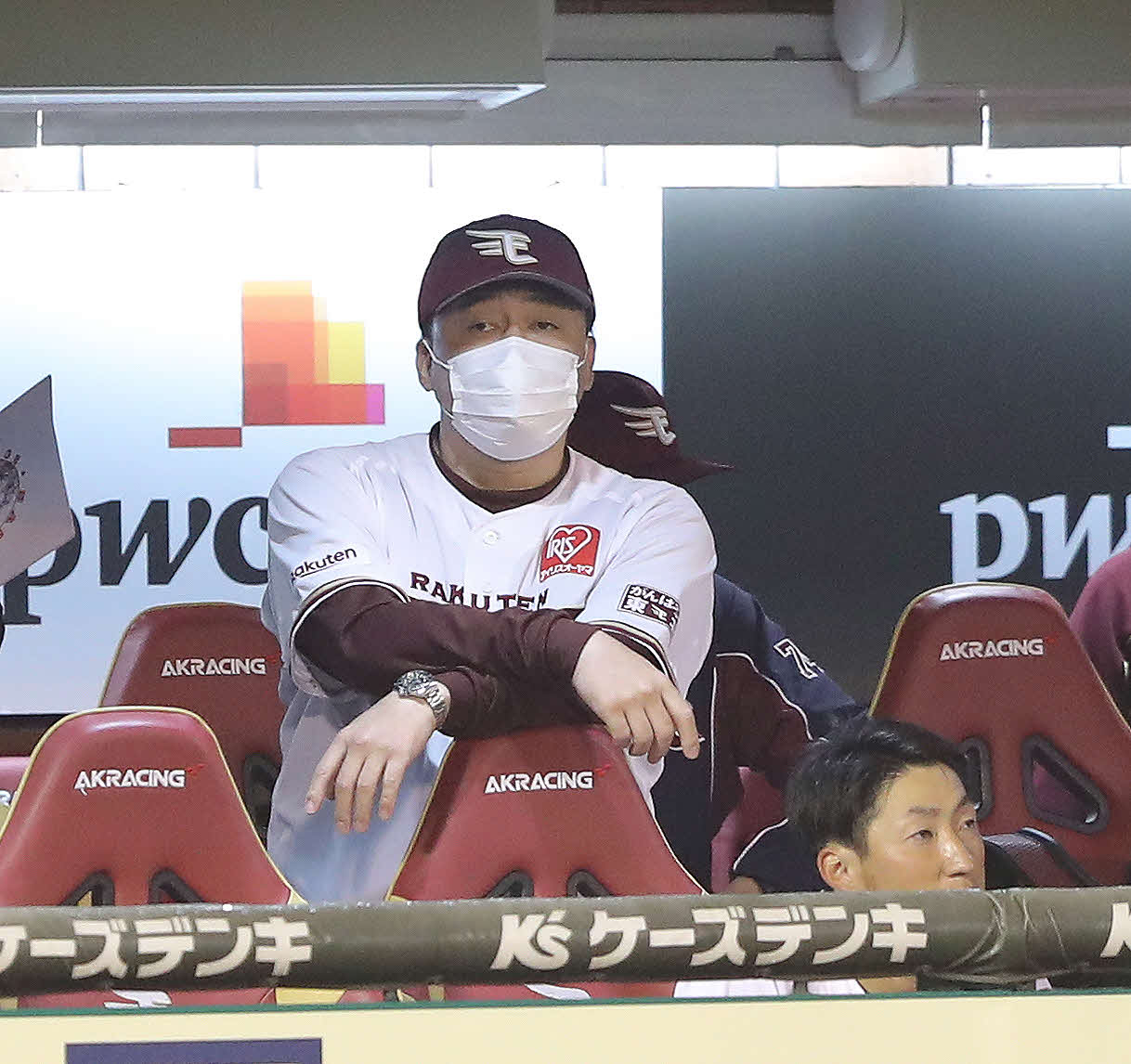 楽天対巨人　9回裏、浮かない表情で戦況を見守る石井監督（撮影・河田真司）