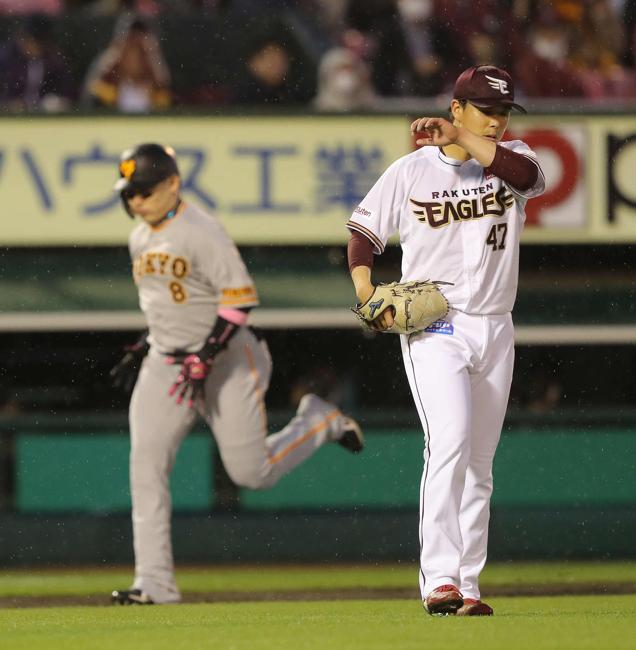 楽天対巨人　4回表巨人2死、丸（奥）に中越えソロ本塁打浴びる藤井（撮影・河田真司）