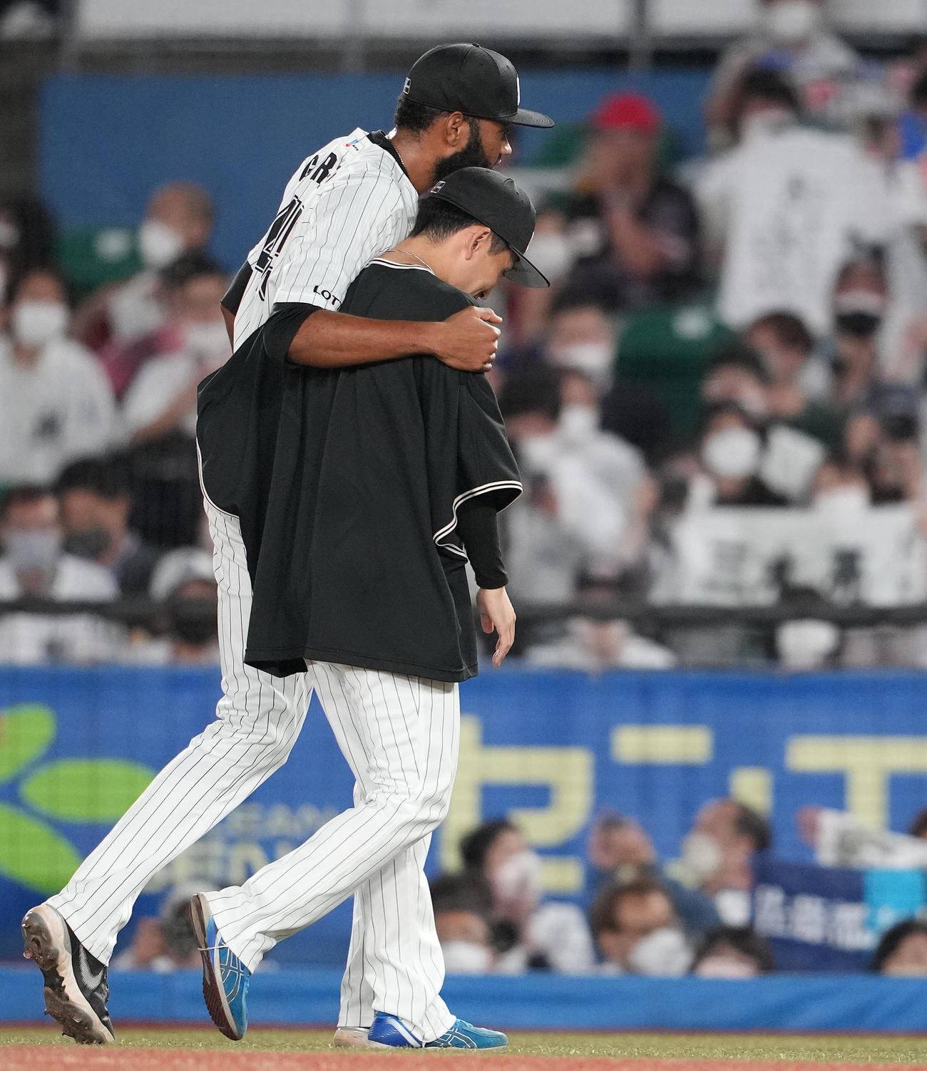 ロッテ対DeNA　今季初勝利のロッテ小島（右）はゲレーロと肩を寄せ合い引き揚げる（撮影・鈴木みどり）