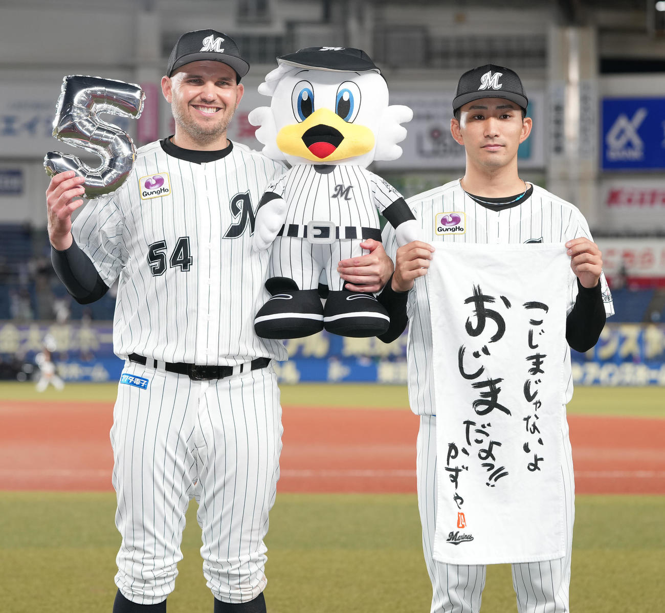 ロッテ対DeNA 5連勝し、笑顔のロッテ・レアード（左）と小島（撮影・鈴木みどり）