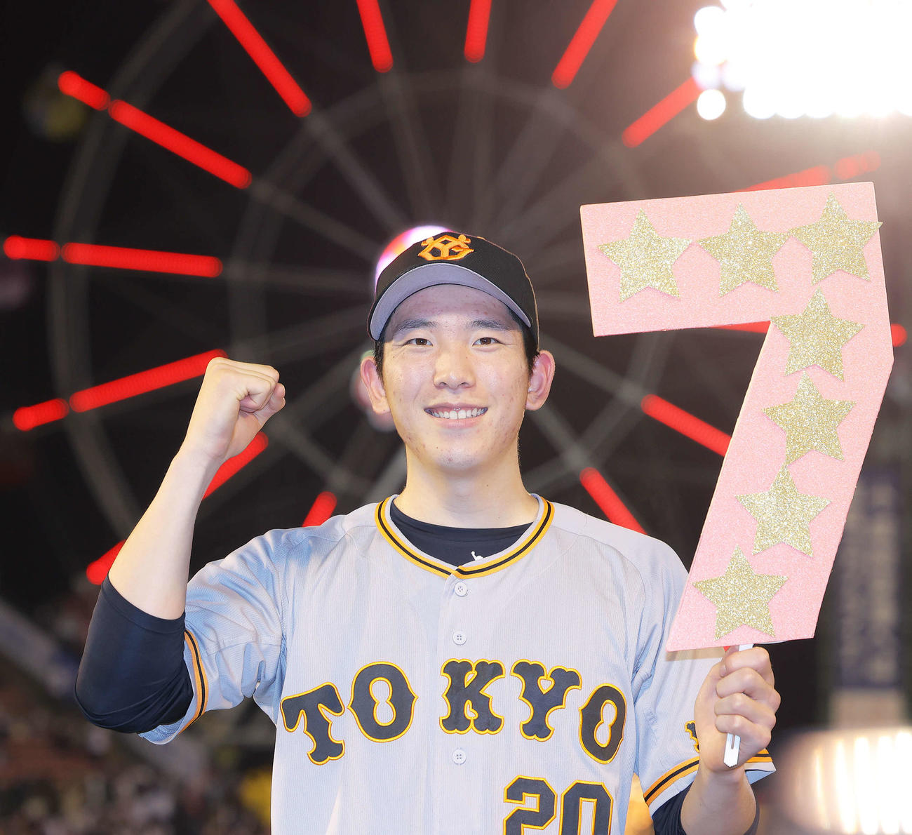 楽天対巨人　楽天に完投勝利し7勝目を挙げた戸郷は笑顔で写真に納まる（撮影・河田真司）
