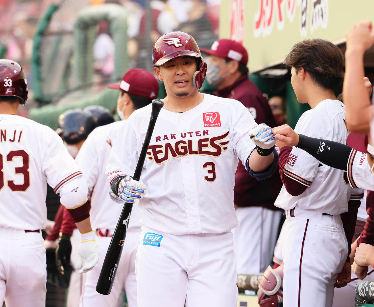 楽天対巨人　1回裏楽天2死、浅村は左越え本塁打を放ちタッチを交わす（撮影・足立雅史）