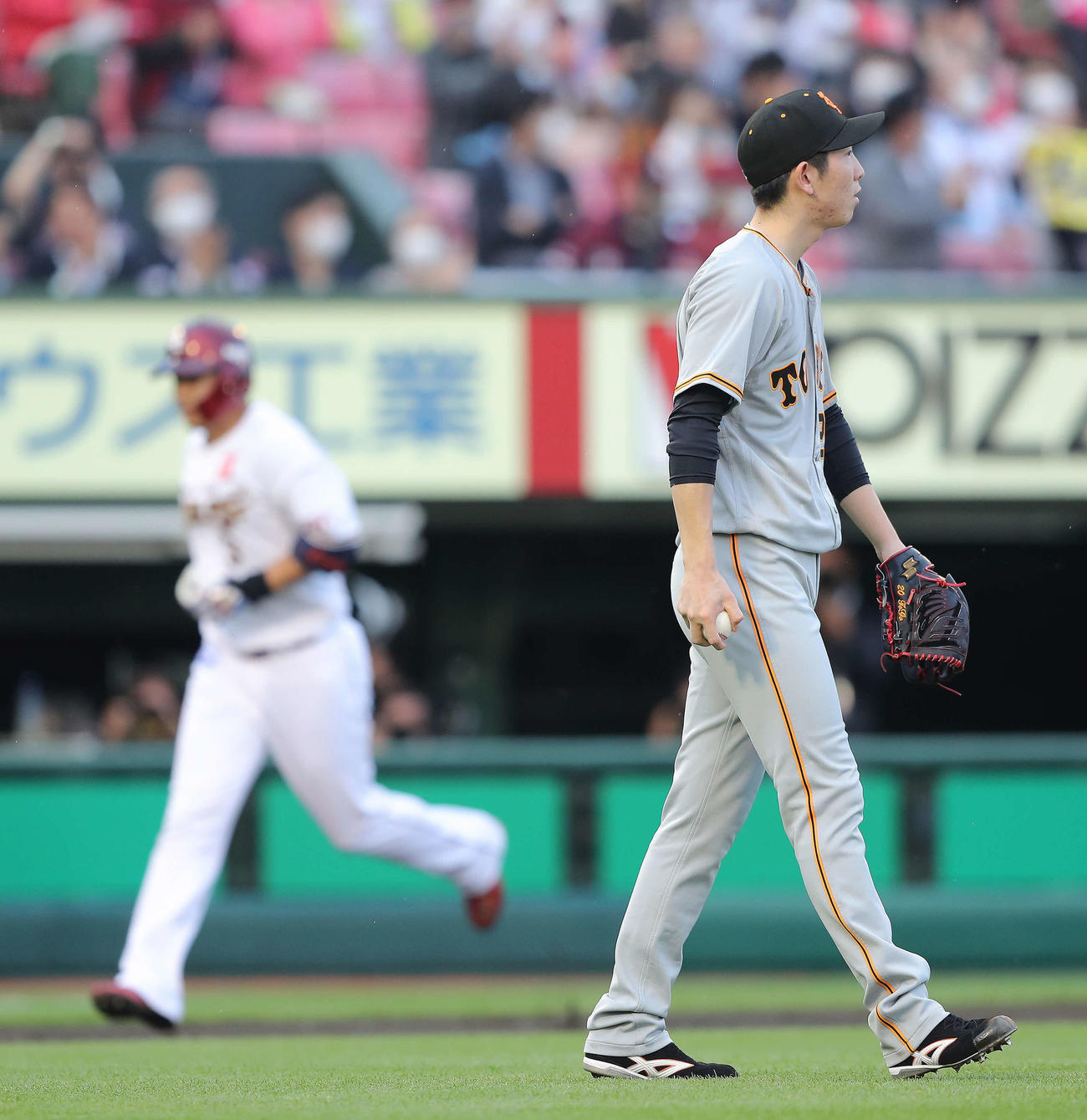 楽天対巨人　1回裏楽天2死、浅村（奥）に左越え先制ソロ本塁打を浴びる戸郷（撮影・河田真司）