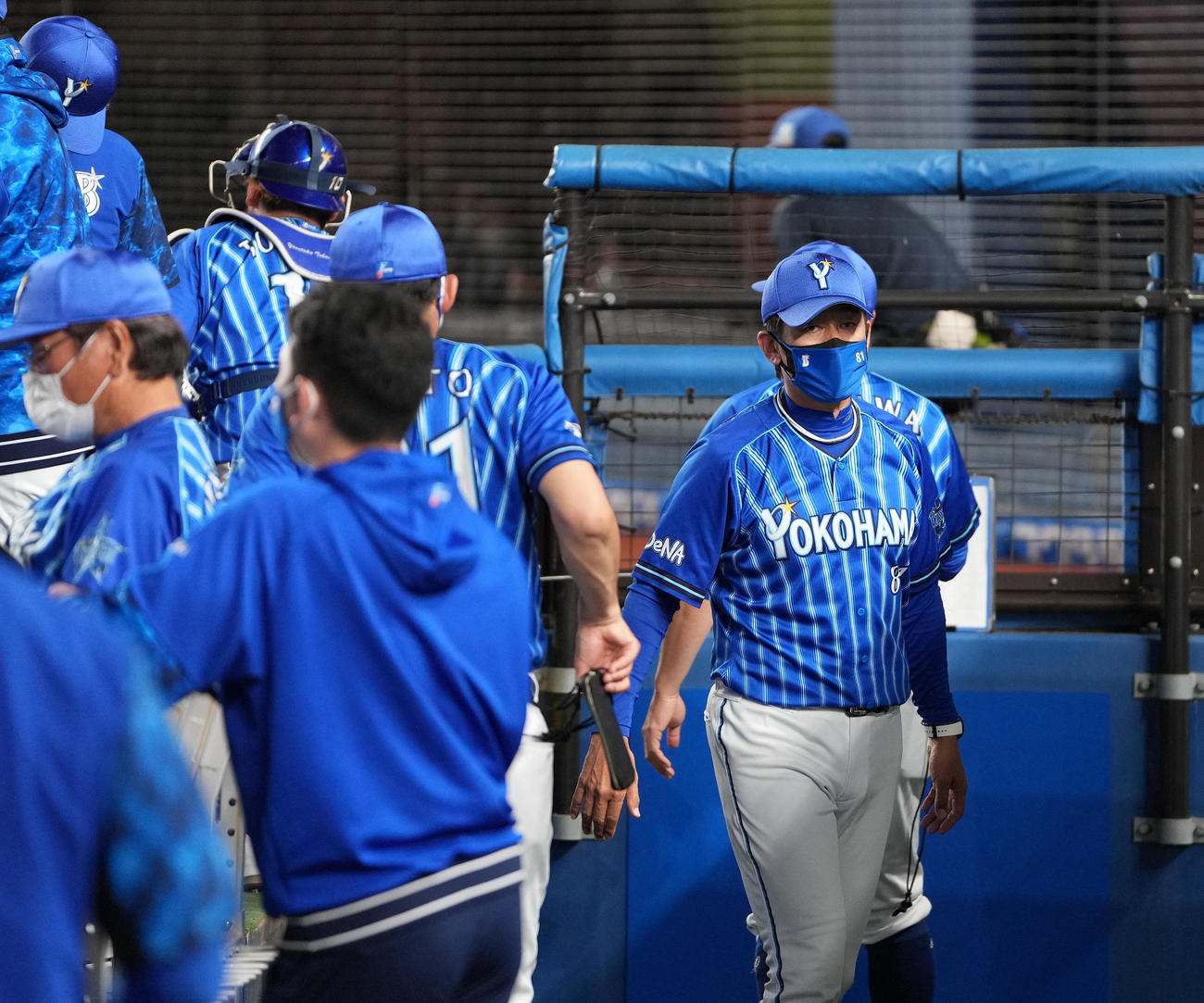 ロッテ対DeNA　ベンチで浮かない表情のDeNA三浦監督（右）（撮影・鈴木みどり）