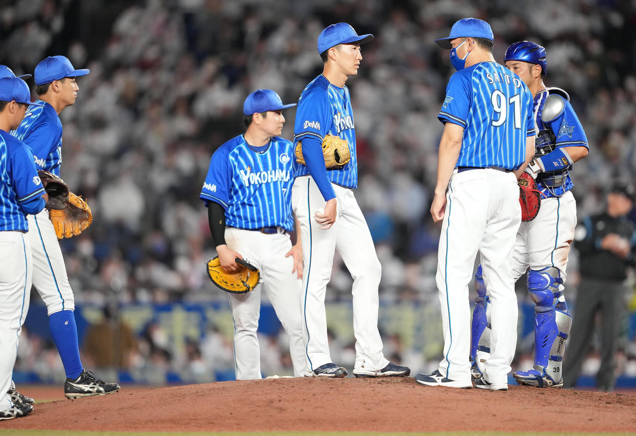 ロッテ対DeNA 6回裏ロッテ2死一、二塁、レアードに中前適時打を浴びた後、大貫（右から3人目）のもとに集まるナイン（撮影・鈴木みどり）