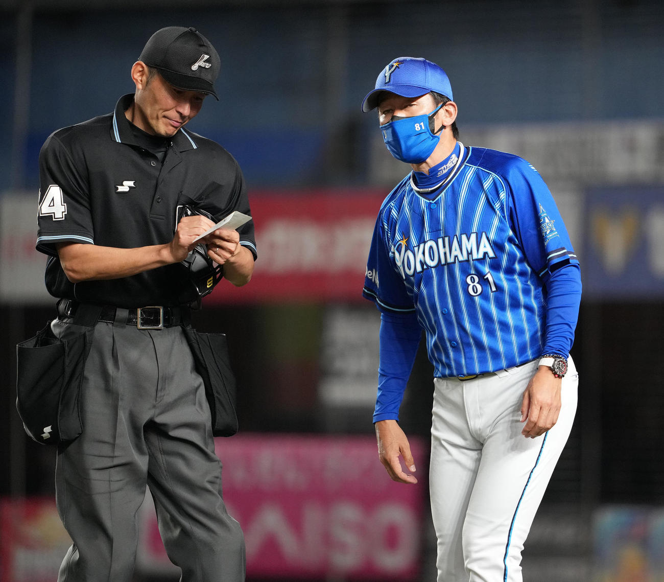 ロッテ対DeNA 7回裏前、先発大貫の降板を告げるDeNA三浦監督（右）（撮影・鈴木みどり）