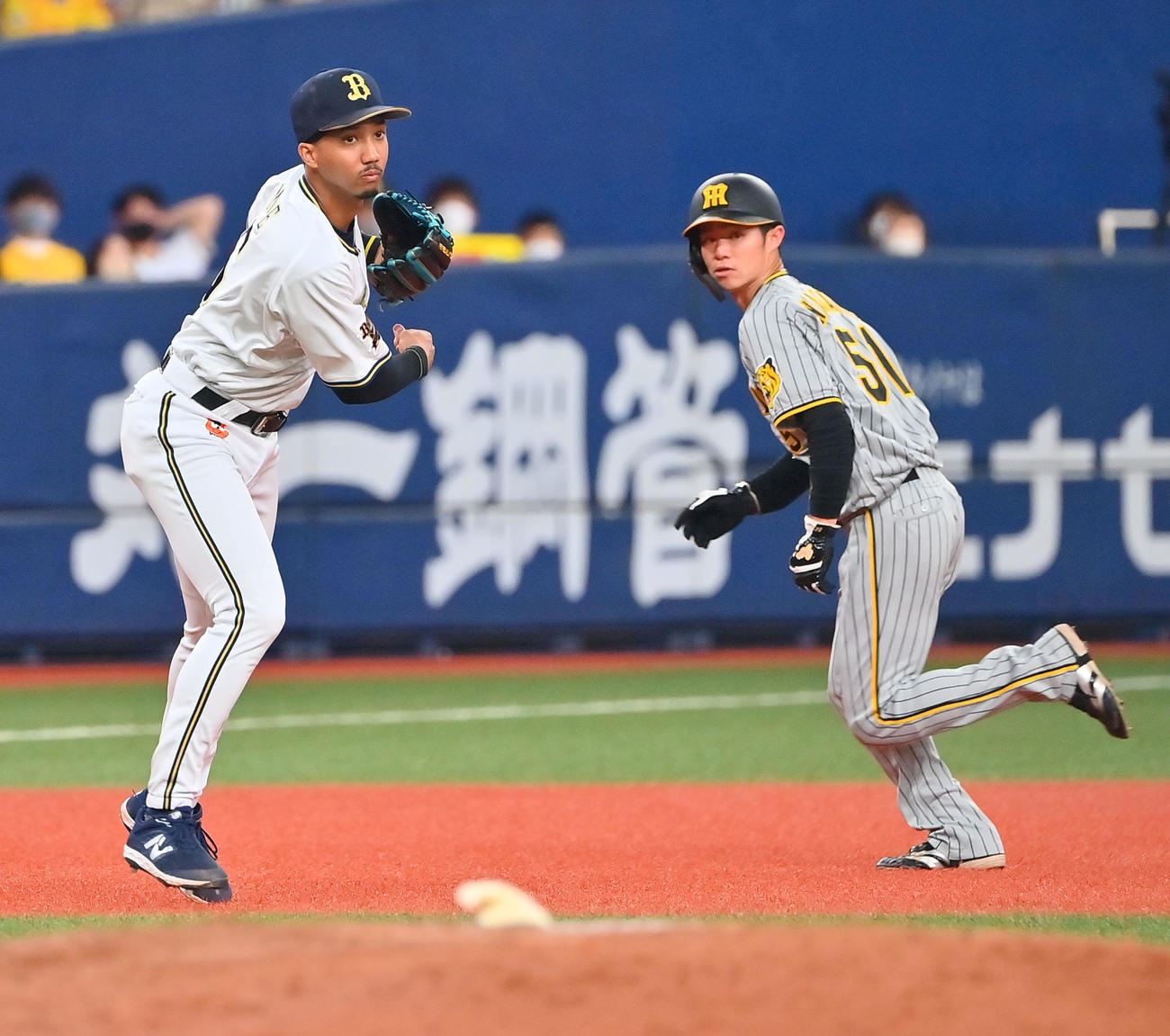 オリックス対阪神　5回表阪神2死二塁、近本の打球を一塁に悪送球する宗（撮影・和賀正仁）
