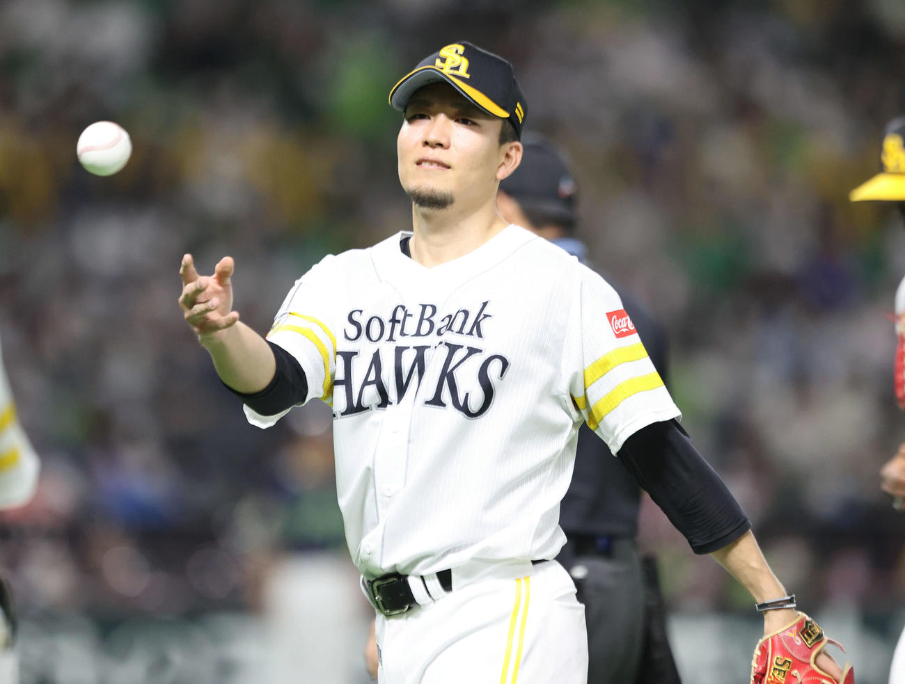 ソフトバンク対ヤクルト　2回を投げ終え、ベンチに戻る千賀（撮影・梅根麻紀）