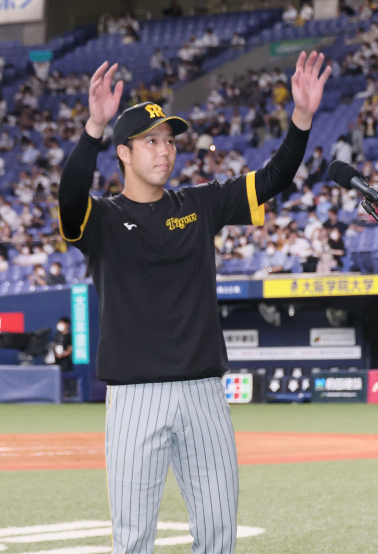 オリックス対阪神　ヒーローインタビューでファンに手を振る青柳（撮影・加藤孝規）