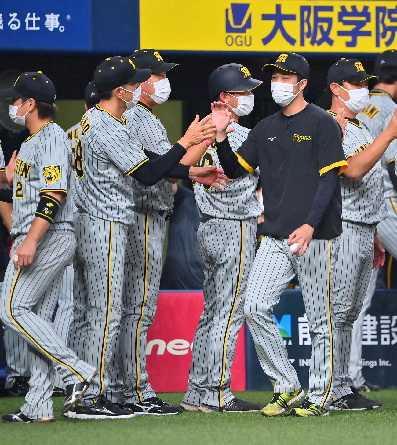 オリックス対阪神　オリックスに勝利しタッチを交わす青柳（右）と阪神矢野監督（撮影・和賀正仁）