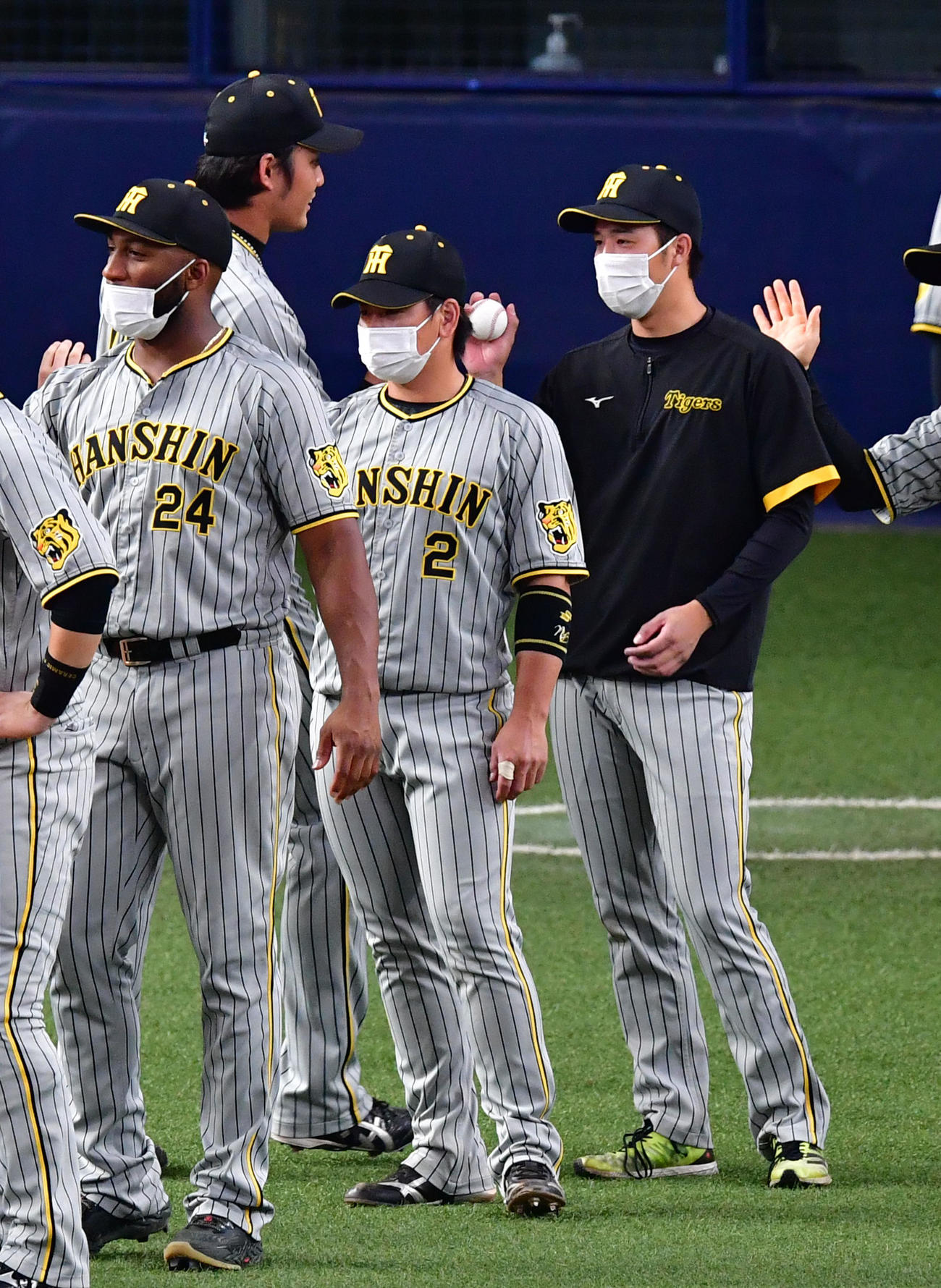 オリックス対阪神　藤浪（左）からウイニングボールを受け取る青柳（撮影・前岡正明）