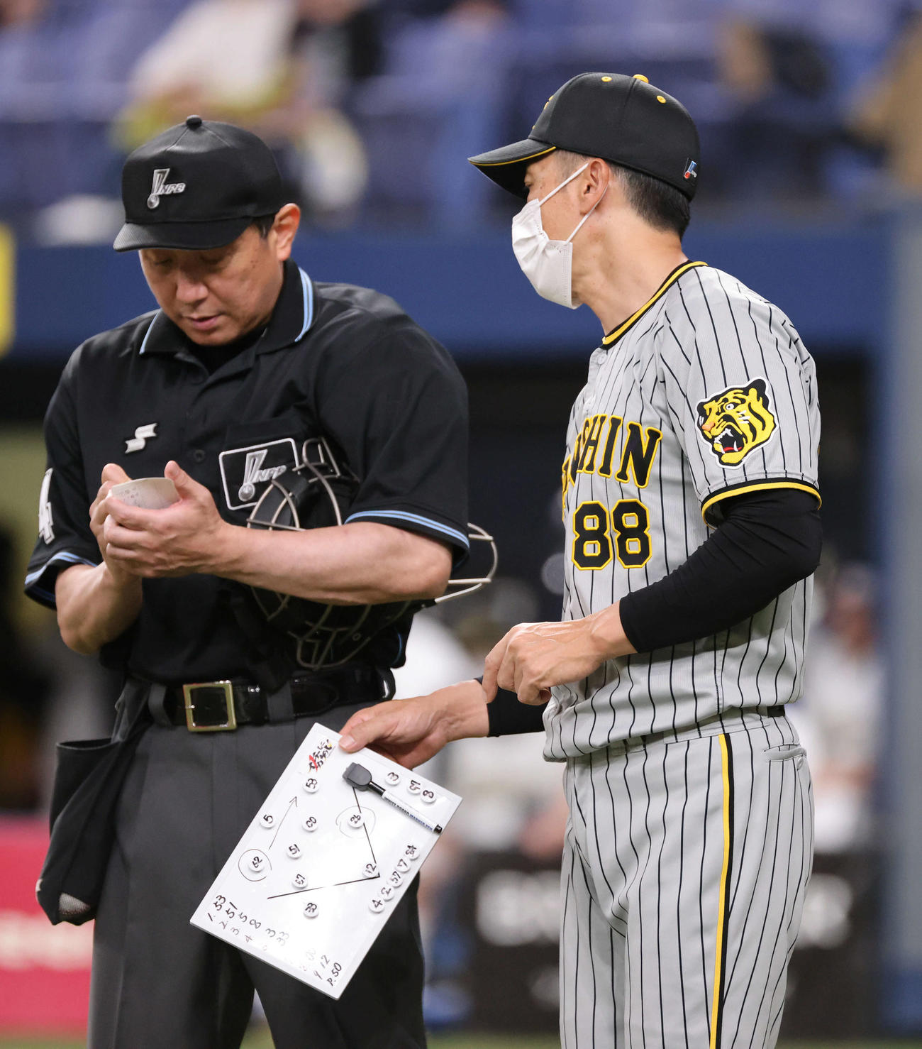 オリックス対阪神　9回裏オリックス、交代を告げる矢野監督（撮影・加藤孝規）