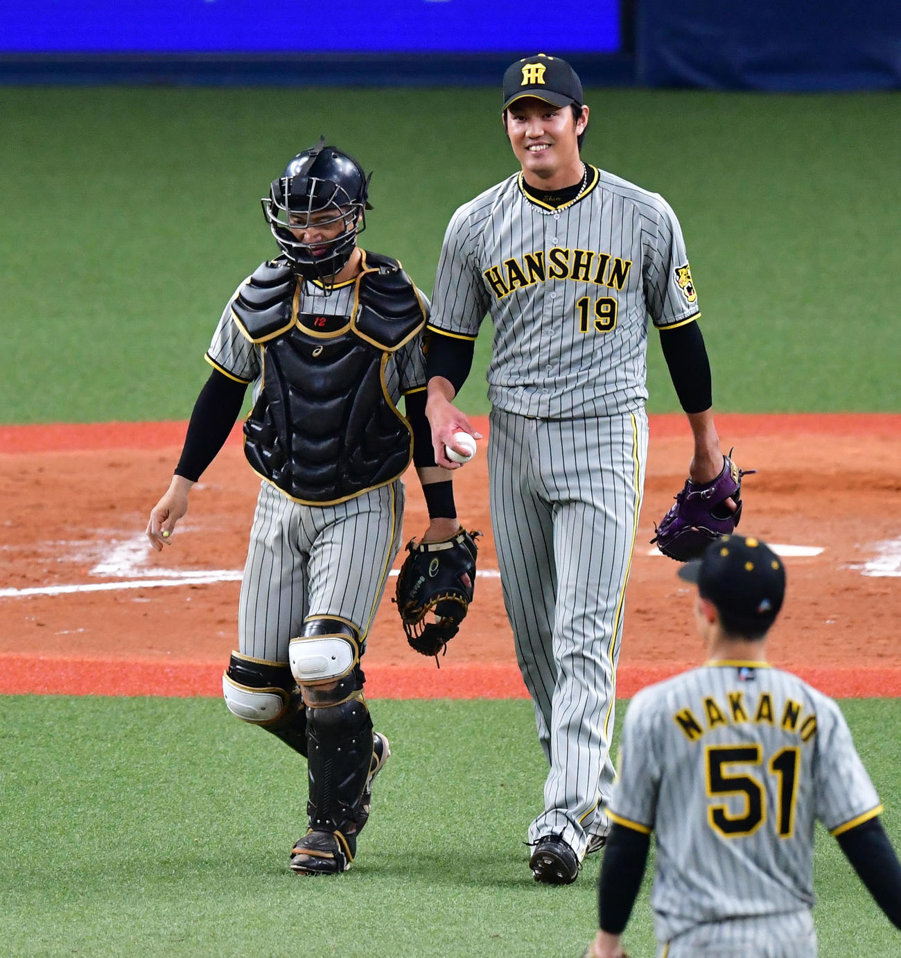 オリックス対阪神　9回を締めくくり笑顔を見せる藤浪（右）。左は坂本（撮影・前岡正明）