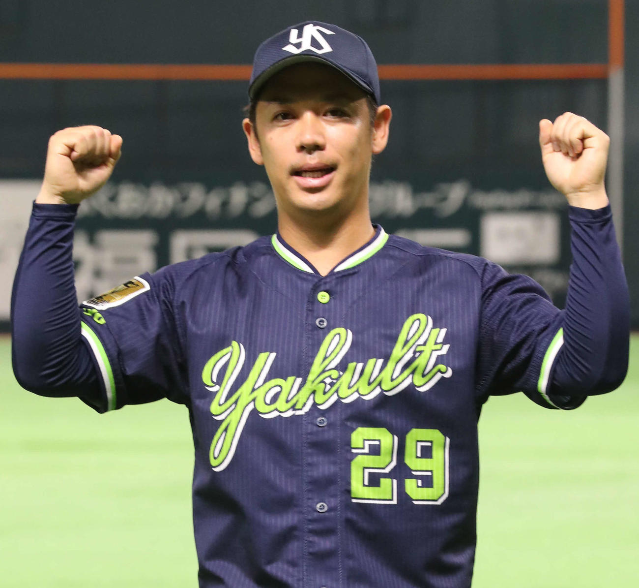 ソフトバンク対ヤクルト　ポーズを決める勝利投手の小川（撮影・梅根麻紀）