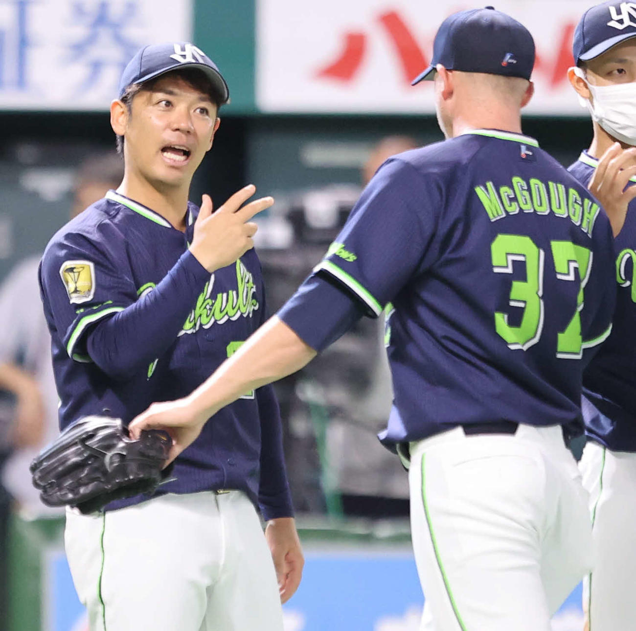 ソフトバンク対ヤクルト　勝利投手の小川（左）は最後を抑えたマクガフを笑顔で迎える（撮影・梅根麻紀）