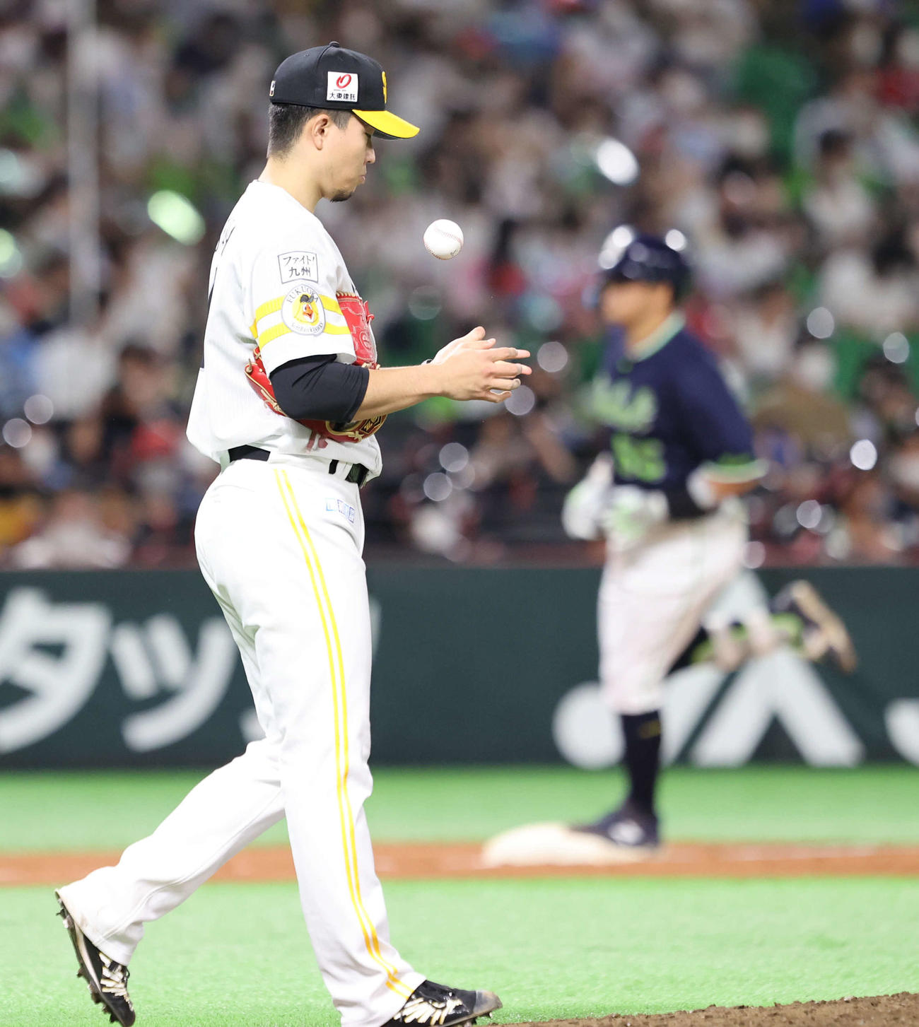 ソフトバンク対ヤクルト　4回表ヤクルト無死、村上（後方）に本塁打を許す千賀（撮影・梅根麻紀）