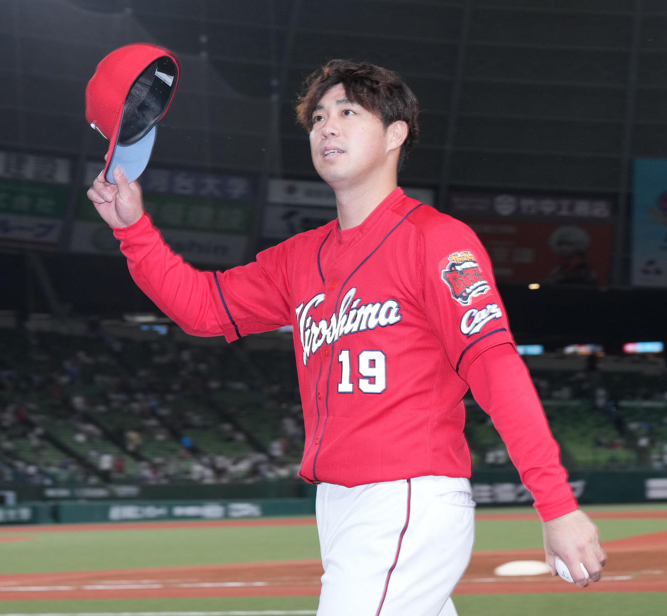 西武戦に先発し、今季初勝利を挙げた広島野村は、ウイニングボールを手にファンの歓声に応える（撮影・菅敏）
