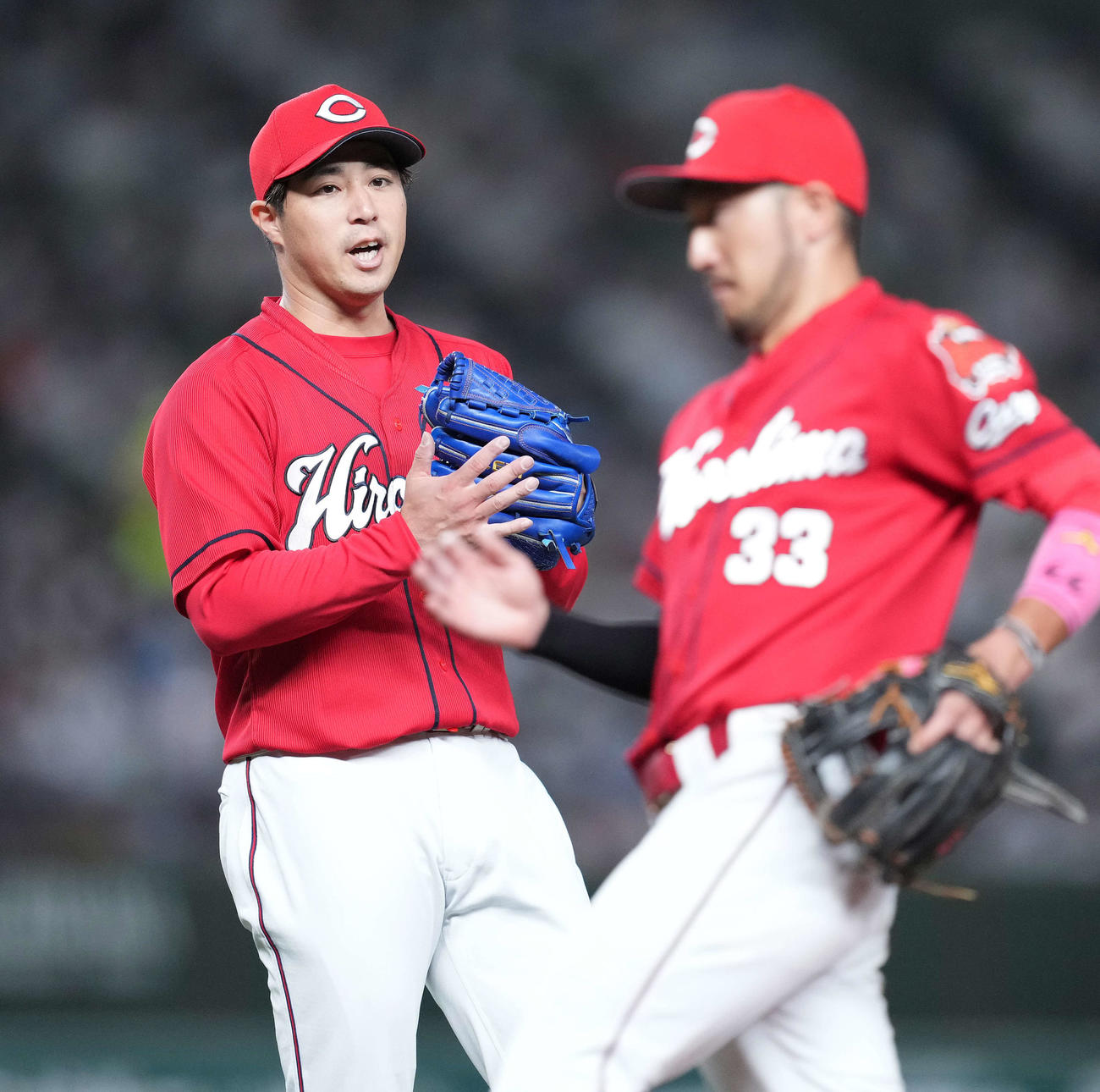 西武対広島　3回裏西武1死、若林を二ゴロに打ち取り、グラブをたたく野村。右は菊池涼（撮影・菅敏）